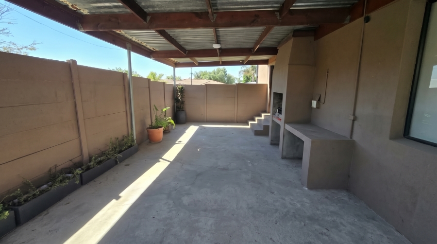 To Let 3 Bedroom Property for Rent in Uitzicht Western Cape